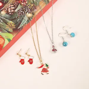 Primer plano detallado del conjunto de joyas de Navidad con collares y pendientes festivos