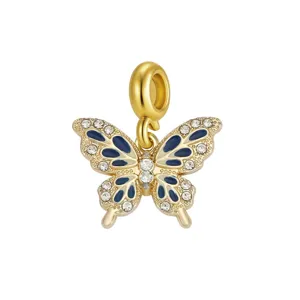 Detailansicht eines eleganten Schmetterlingsanhängers in Gold mit blauer Emaille