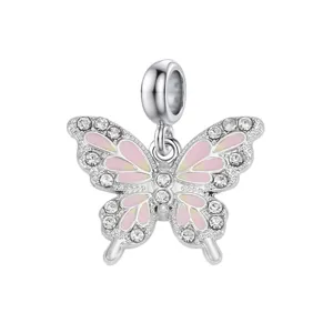 Detailansicht eines silbernen Schmetterlingsanhängers mit rosa Emaille und Zirkonia.