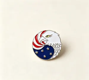 Nahaufnahme einer patriotischen Emaille-Anstecknadel mit Weißkopfseeadler und US-Flagge