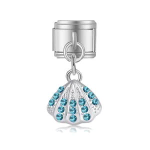 Primer plano de un dije de estilo italiano en plata con concha de pedrería azul