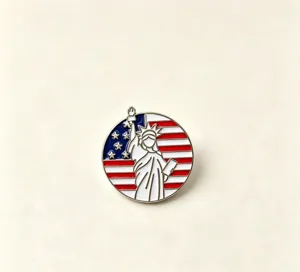 Detaillierte Ansicht der patriotischen Emaille-Anstecknadel zur US-Unabhängigkeit