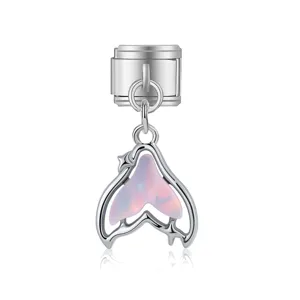 Detalle de un charm modular italiano con un colgante de cola de sirena rosa perlado