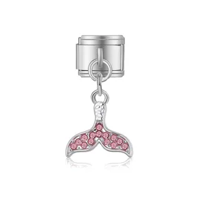 Detalle de dije cola de sirena con cristales rosa para pulsera modular italiana