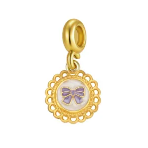 Goldener DIY Charm-Anhänger mit lila Schleife und edlem, durchbrochenem Wellenrand.