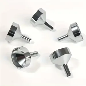 Detailansicht kleiner Aluminiumtrichter zum präzisen Abfüllen von Flüssigparfüm und Ölen.