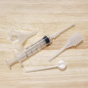 Vista dettagliata del set di attrezzi per dispenser di profumo da 5 ml con siringa.