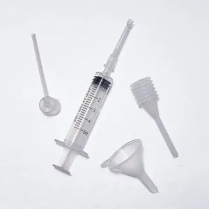 Vista dettagliata dello strumento siringa per decantazione profumo 5ml con imbuto e cannula.
