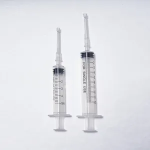 Vista dettagliata di siringhe dosatrici per profumo in plastica trasparente da 5ml e 10ml.