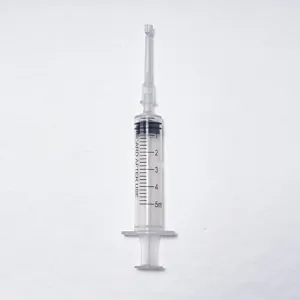 Primo piano dettaglio di una siringa dosatore di profumo in plastica trasparente 5ml.