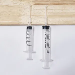 Vista dettagliata di siringhe dosatrici per profumo da 5ml e 10ml con scale graduate.