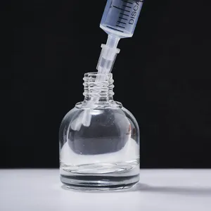 Vista dettagliata del dispenser di profumo con bottiglia in vetro e siringa graduata per oli.