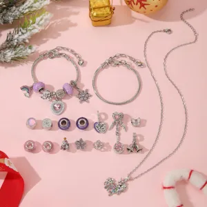Makroansicht eines lila DIY-Charm-Schmucksets mit Armbändern und Perlen für Weihnachten.