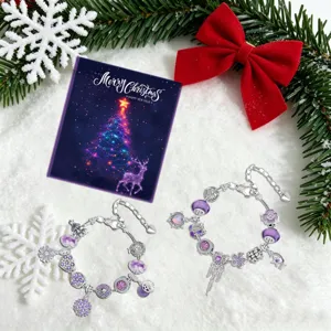 Detailansicht der DIY lila Charm-Armbänder in festlicher Weihnachtsszene
