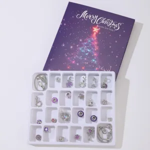 Lila Weihnachts-Adventskalenderbox mit silbernen DIY-Armband-Anhängern und Perlen.