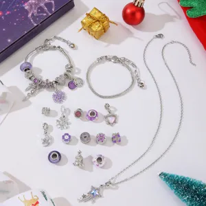 Detailansicht des lila DIY-Charm-Armband- und Halsketten-Sets als Weihnachtsgeschenk.