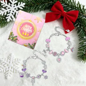Detailansicht von DIY-Weihnachts-Bettelarmbändern mit rosa und lila Kristallperlen.