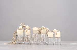 Flacons de parfum vides en verre pour voiture avec bouchons en bois et cordes de suspension.
