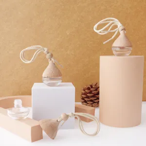 Détail de pendentif flacon de parfum auto, bouchon en bois naturel et verre pour l'auto.