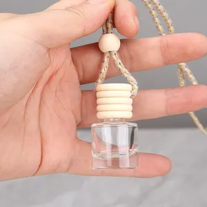 Vue détaillée d'un flacon de parfum de voiture vide en verre avec bouchon en bois.