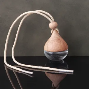 Flacon de parfum de voiture pendentif en verre avec bouchon en bois, diffuseur d'arôme élégant.