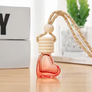 Hartvormige glazen autoperfume fles met houten dop en hangend touw, gedetailleerd aanzicht aroma.
