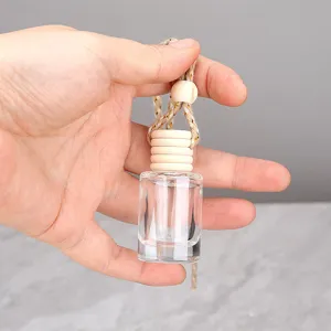 Flacon de parfum cylindrique vide en verre pour voiture avec bouchon en bois suspendu.