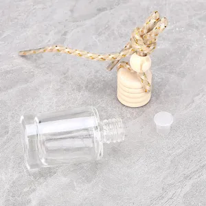 Vue détaillée du flacon de parfum de voiture en verre cylindrique avec bouchon en bois.