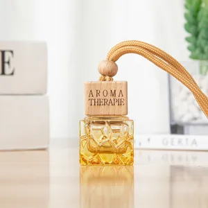 Hängendes Auto-Parfümfläschchen mit geometrischem Glas und Holzverschluss für Aromatherapie.