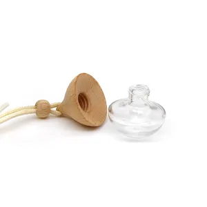 Vue détaillée d'un flacon de parfum vide pour voiture en verre avec un bouchon en bois.