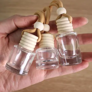 Détail flacon de parfum de voiture en verre transparent, pendentif diffuseur vide bouchon bois.