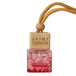 Rosa Glas Auto Parfum Diffusor Flasche Detail, facettiertes Design mit Holzdeckel Kordel.