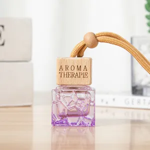 Detailaufnahme der lila Wasserwuerfel Auto Parfuemflasche mit Holzdeckel und Haengeseil.