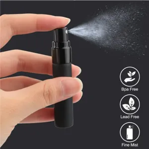 Detailansicht der kleinen schwarzen matten Parfuem Spruehflasche mit feinem Spruehnebel.