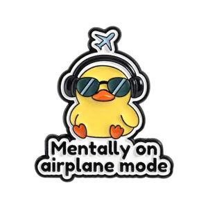 Pin de esmalte de pato amarillo con gafas de sol y texto Mentally on airplane mode