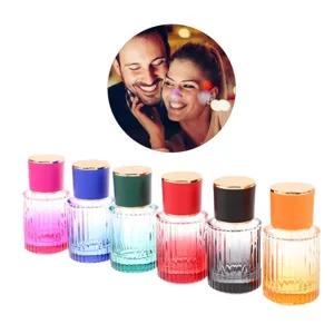 Vista dettagliata di flaconi di profumo in vetro colorato, mini contenitori spray.