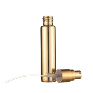 Détail de flacon pulvérisateur doré de 10ml avec pompe, corps en verre et tube plongeur.