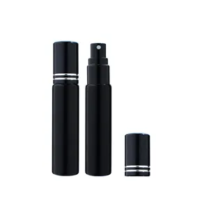 Vue détaillée du flacon vaporisateur de parfum en verre noir de 10ml avec des anneaux argentés.