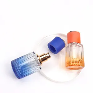 Flacone di profumo in vetro colorato da 30 ml con spruzzatore e tappo elegante.