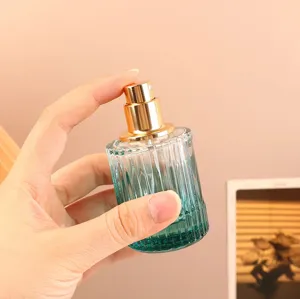 Flacone spray per profumo in vetro colorato da 30ml con pompa dorata per uso quotidiano.