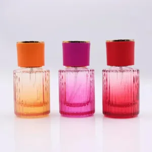 Flacone di profumo in vetro colorato da 30 ml con pompa spray e tappo per uso cosmetico.