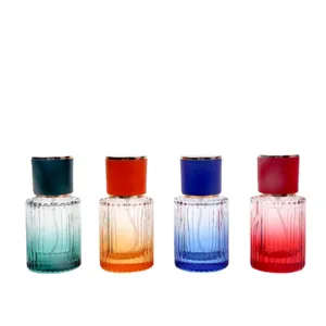 Flacone di profumo in vetro ricaricabile colorato da 30 ml con spruzzatore e sfumatura.