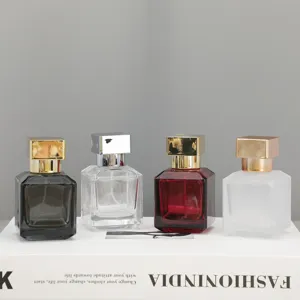 Quadratische Glas-Parfümflaschen in verschiedenen Farben für die stilvolle Dekoration.