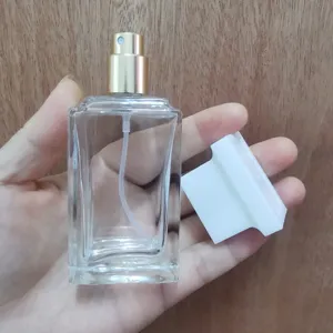 Flacon de parfum vide en verre transparent de 30ml avec vaporisateur doré pour voyages.