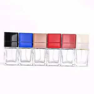 Detailansicht quadratischer Glas-Parfümflaschen mit bunten Kappen und transparentem Look.