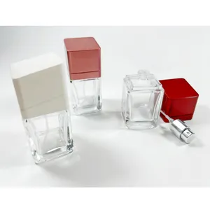 Detailansicht leerer quadratischer Glas-Parfümflaschen mit bunten Kappen für die Reise.