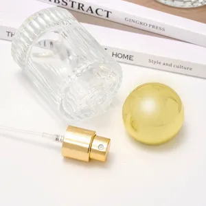 Gedetailleerd overzicht van een 30ml 50ml glazen parfumnavulfles met gouden bolvormige dop.