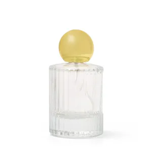 Helder glas parfumflesje detail, gouden bal dop, leeg cosmetisch monster decanteer container.