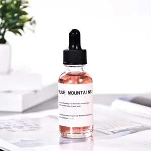 Vista dettagliata ravvicinata di un flacone contagocce in vetro da 30 ml con siero rosa.