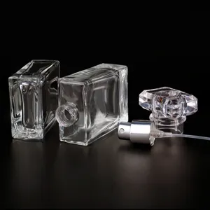 Eleganti flaconi di profumo quadrati in vetro trasparente con pompa spray per cosmetici.